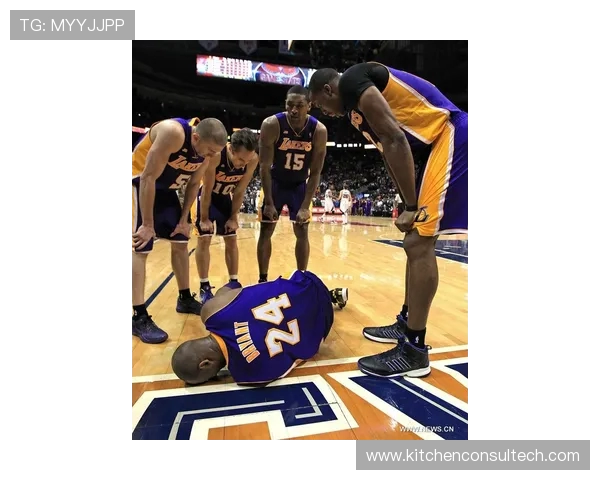 亨特脚踩Undefeated联名科比4替补爆发砍下27分5篮板